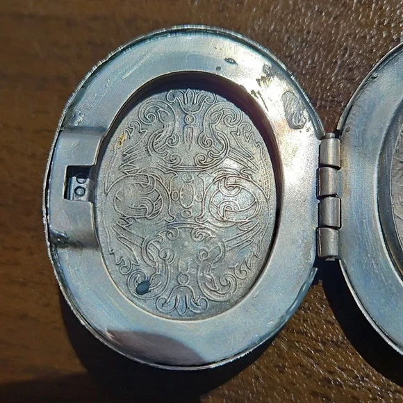 Vintage Intricate Locket - Picture 5 of 6